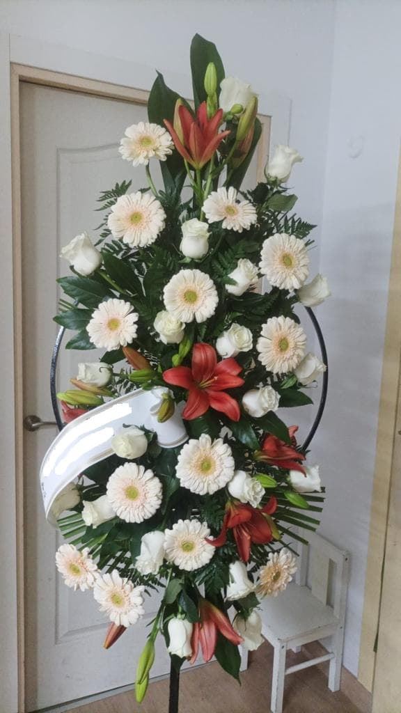 Corona funeraria con flor variada - Imagen 1